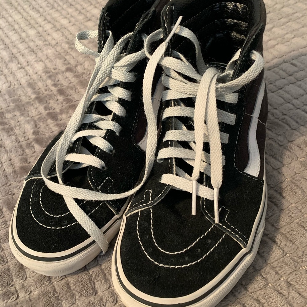 Men’s 5.5 or Women’s 7 Vans hightop shoes.